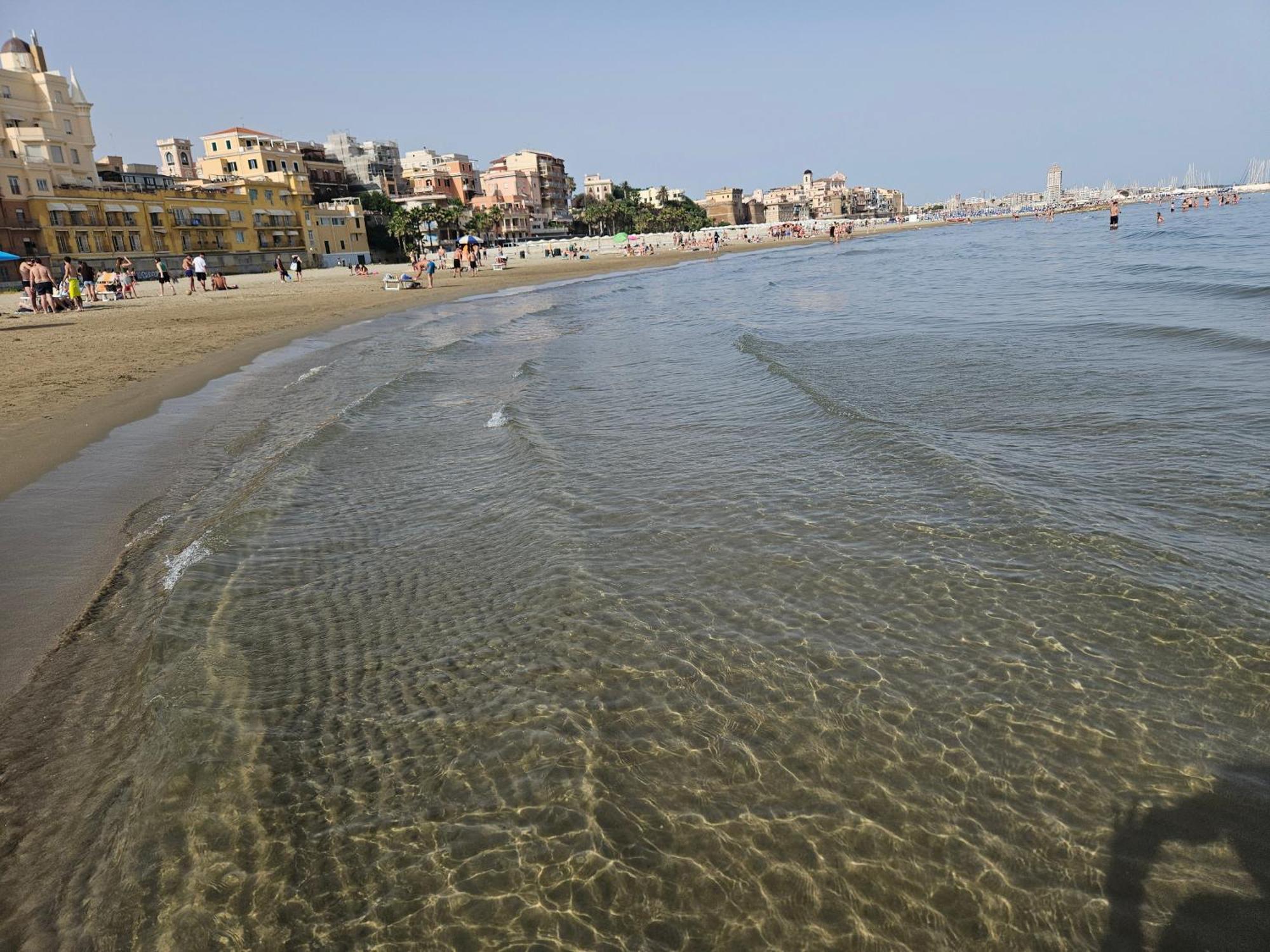 Terrazza A Nettuno E Chiesa Giubilare Santa Maria Goretti Екстериор снимка