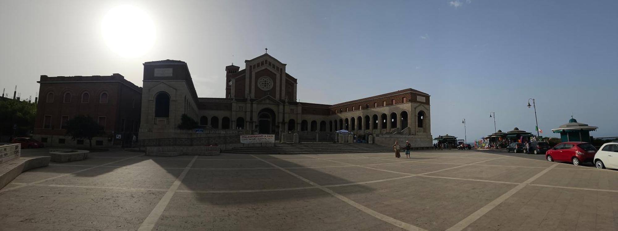 Terrazza A Nettuno E Chiesa Giubilare Santa Maria Goretti Екстериор снимка