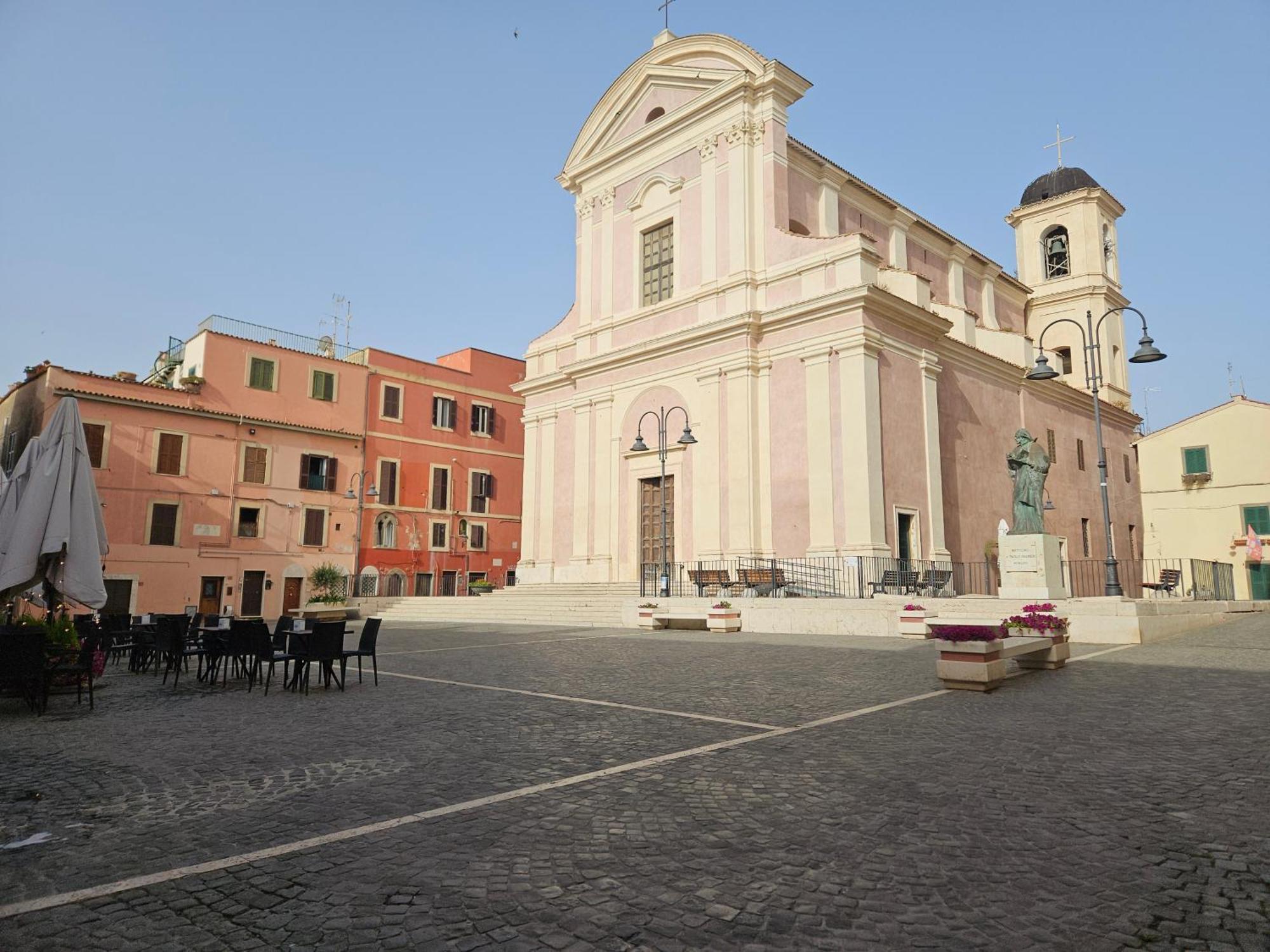 Terrazza A Nettuno E Chiesa Giubilare Santa Maria Goretti Екстериор снимка